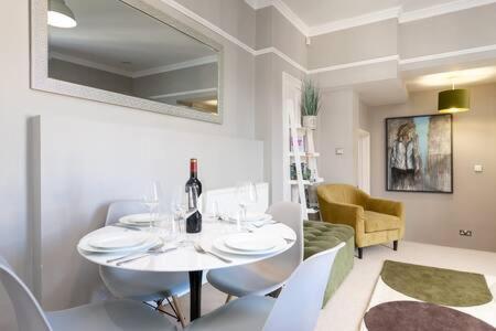 Central, Stunning 2 Bed Apartment With Parking! Cambridge  Exterior photo