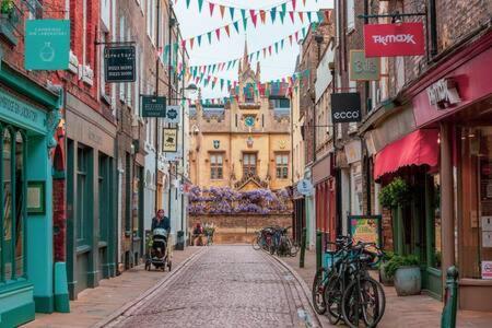 Central, Stunning 2 Bed Apartment With Parking! Cambridge  Exterior photo