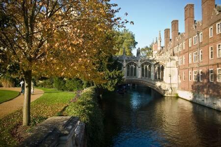 Central, Stunning 2 Bed Apartment With Parking! Cambridge  Exterior photo